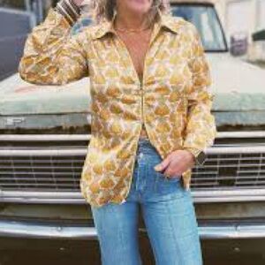 GIFTABLE Vintage-Inspired Satin Zip Blouse – 70s Flower Burst Print NWT